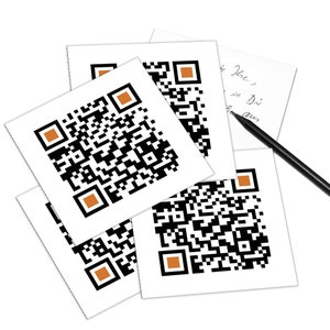 Könnte beinhalten: Vier weiße quadratische Karten mit schwarzen und weißen QR-Codes. Jede Karte hat ein orangefarbenes Quadrat in der Ecke. Die Karten liegen übereinander. Ein schwarzer Stift liegt auf den Karten.