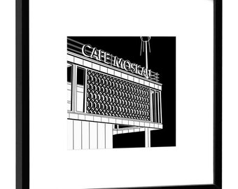 Cafe Moskau, Fine Art Print im Holzrahmen - von COGNOSCO