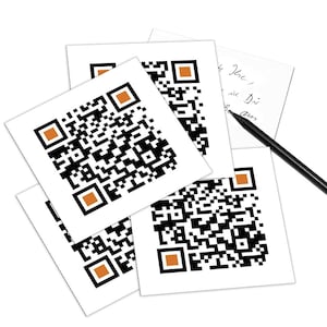 Op de afbeelding: Vier witte vierkante kaarten met zwart-witte QR-codes. Elke kaart heeft een oranje vierkant in de hoek. De kaarten liggen op elkaar gestapeld. Een zwarte pen ligt op de kaarten.
