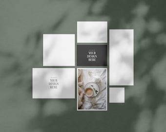 Könnte beinhalten: Ein Mockup von sechs leeren Karten auf grünem Hintergrund. Die Karten sind in einem Raster angeordnet. Die Karten sind alle weiß, außer einer, die schwarz ist mit dem Text "YOUR DESIGN HERE" in weiß. Die Karten sind von Schatten eines Fensters umgeben.