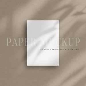 Vertikaler A4 Flyer Mockup | A4 Hochformat | A4 Papier Mockup Set | Briefpapier Mockup | 02-04 | Minimalistisches Flat Lay Karten Mockup | PSD Vorlage