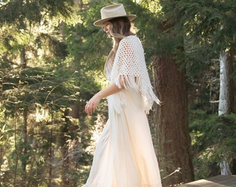 Châle au crochet des années 70 | Châle ouvert en tricot blanc avec franges | Châle douillet en tricot bohème | Vêtements vintage des années 1970