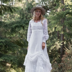 70&#39;s Wedding Dress, Poet Sleeve Lace Victorian Dress w Train, Ruffled White Tulle Bridal Gown, Vintage Princess Dress