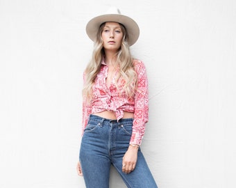 70er Jahre Bandana Shirt | Westliche Prärie Bluse | Kleine XS rot Batik Bandanna Top | Bauer Shirt | Boho Button Up Folk Shirt | Krawatte vorne oben