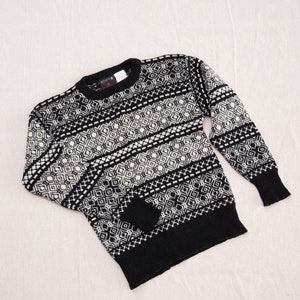 K&ouml;nnte beinhalten: Schwarz-wei&szlig;er Pullover mit Rundhalsausschnitt und Muster.