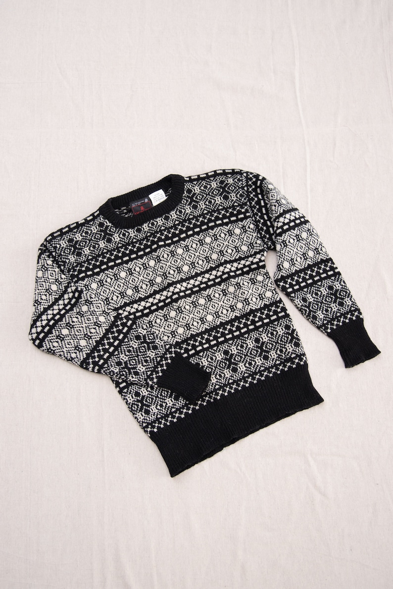 K&ouml;nnte beinhalten: Schwarz-wei&szlig;er Pullover mit Rundhalsausschnitt und Muster.