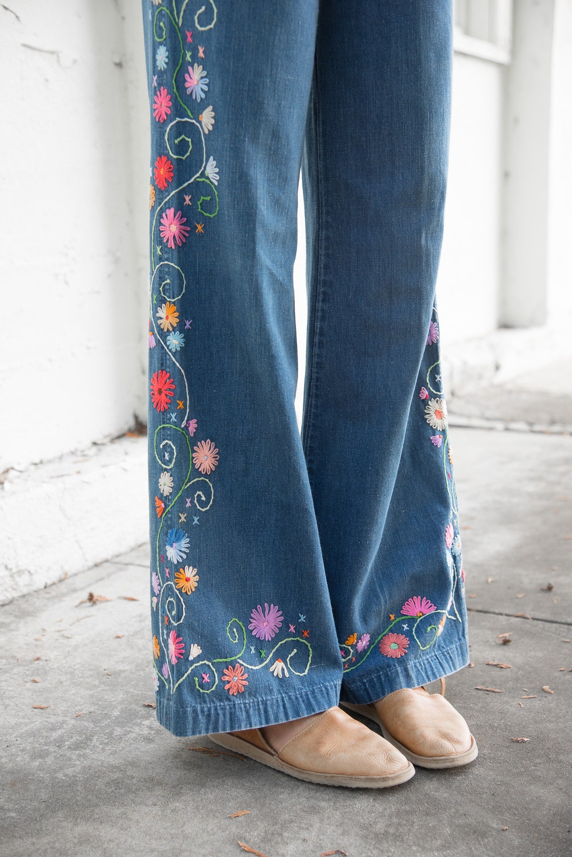70er Jahre bestickte Jeans 26 27 Floral Bell Bottom Jeans Etsy
