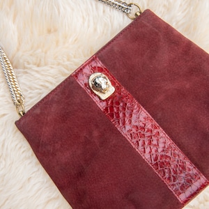Bolso vintage de piel de serpiente granate + ante de Ruth Salts de los años 70, bolso con correa de eslabones de cadena dorado y plateado con cabeza de Couger