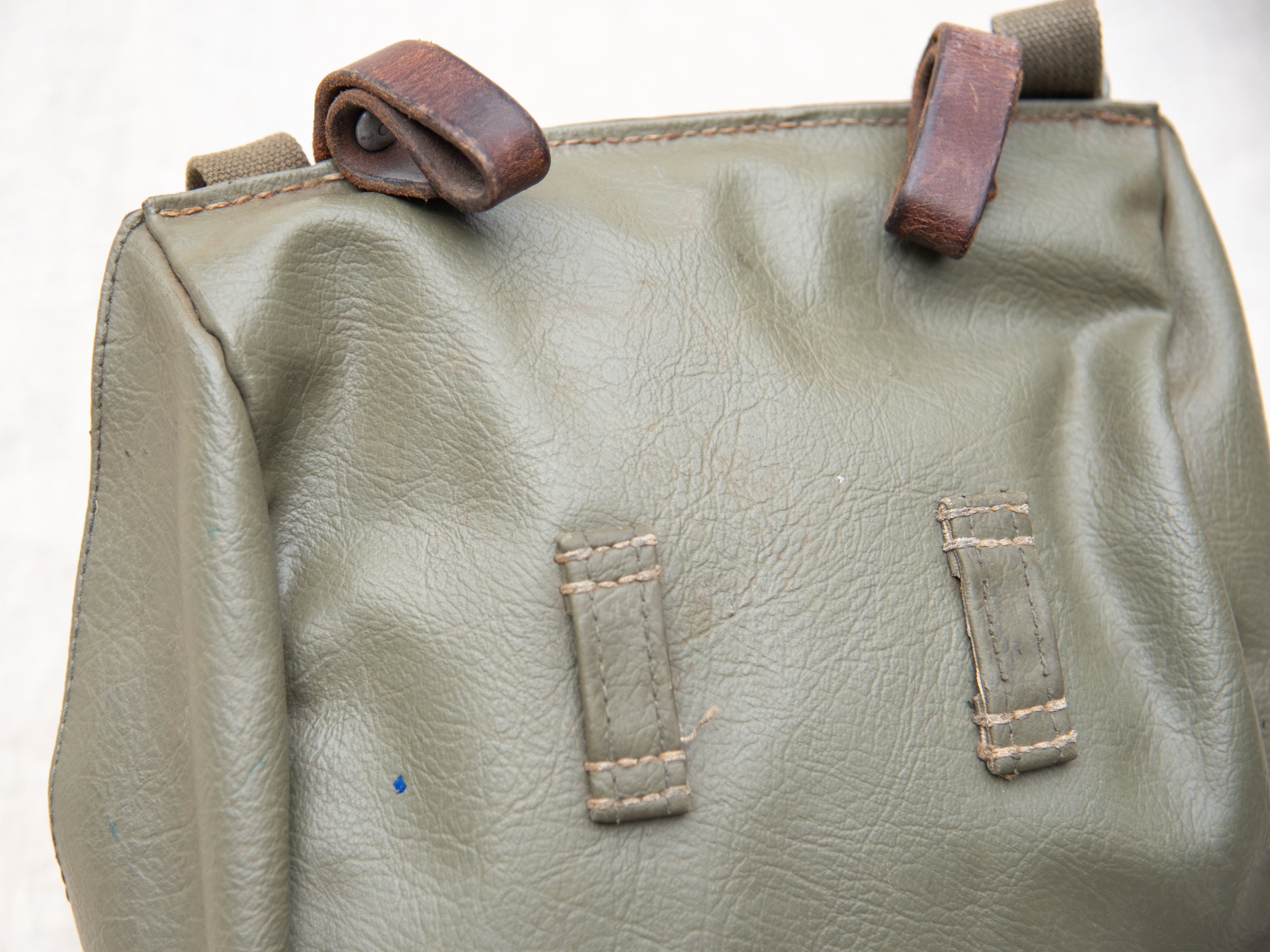 Vintage 40s Swiss Army Shoulder Bag, Salt and Pepper 1940s Leather Canvas Artillery Shell Bread Bag WW2 WWII Military Bag - Etsy Vintage 40s Swiss Army Shoulder Bag, Salt and Pepper 1940s Leather Canvas Artillery Shell Bread Bag WW2 WWII Military Bag - Etsy