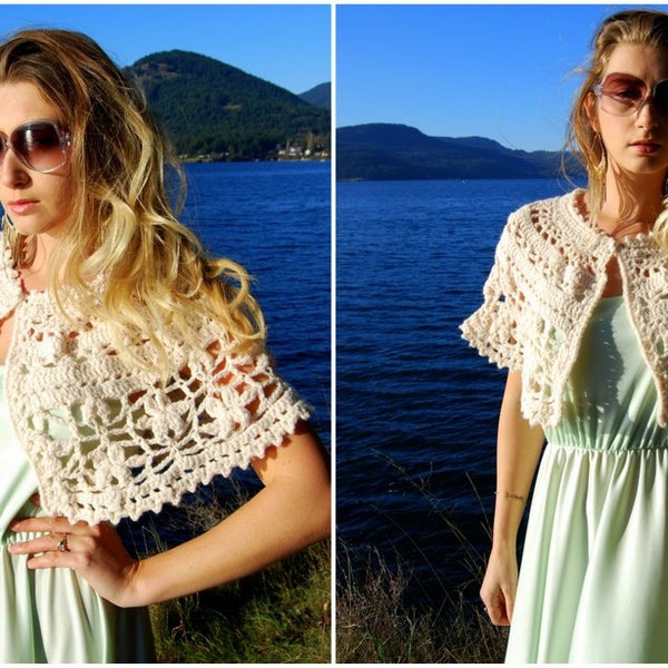 Vintage 50s  60s White Cream Crop Caplet / Cape Dasy Floral Crochet Knit Shawl w/ Scallop Edge // Mad Men Style Duster // Dainty knit Cape