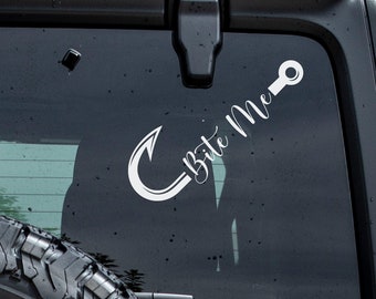 Bite Me Fish Hook Funny Fishing Vinyl Decal - Elija su color y tamaño - Calcomanía de coche - Regalo para el marido - Calcomanía de coche divertida - Calcomanía para ordenador portátil