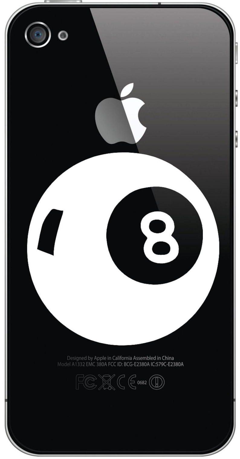 Może przedstawiać: Czarny iPhone z białą naklejką z bilą numer 8 z tyłu. Telefon ma srebrną ramkę i czarne logo Apple. Tekst z tyłu głosi "Designed by Apple in California Assembled in China Model A1332 EMC 380A FCC ID: BCG-E2380A IC:579C-E2380A FCXC0662"