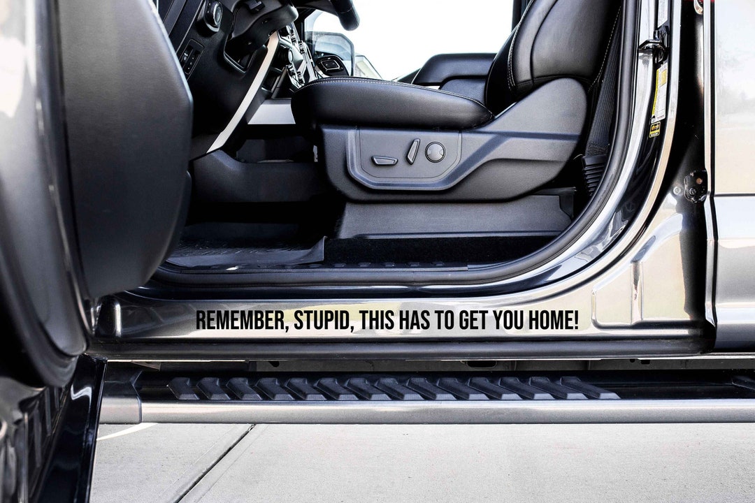 😄 Pegatina 4x4 Divertida 'Recuerda Estupidez, Esto Tiene Que Llevarte A Casa' – Calcomanía Glossy