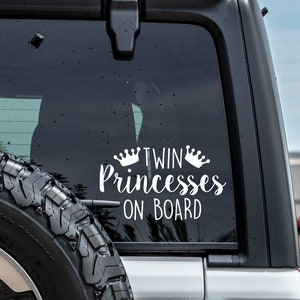 Naklejka winylowa Twin Princesses On Board Custom - Wybierz kolor i rozmiar - Naklejka na samochód mamy - Naklejka na minivana - Mama Bear