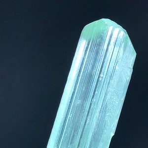 Natuurlijke transparante lichtgroene kleur kunzietkristal, ruwe kunziet, kunzite-exemplaar, kunzietkristal uit Afghanistan | 22 gram