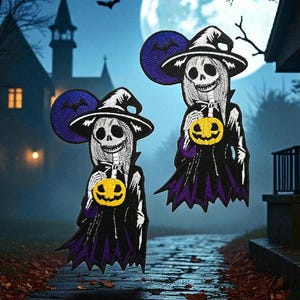 Może przedstawiać: Dwie naszywki na Halloween przedstawiające szkielet w kapeluszu czarownicy i trzymający dynię. Naszywki są czarne i fioletowe, na tle pełni księżyca i nietoperzy. Te naszywki są na Halloween.