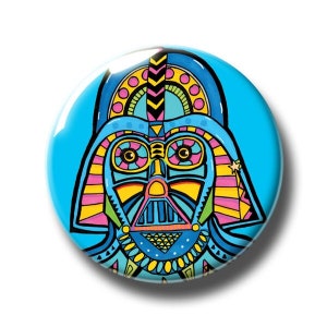 Peut inclure: Un design géométrique coloré du visage de Dark Vador sur un fond bleu. Le design présente des couleurs vives, notamment le jaune, le rose, le vert et le bleu.