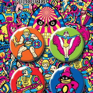 Può includere: Quattro bottoni rotondi colorati con personaggi dei cartoni animati. I bottoni mostrano un uomo con una spada, una donna con le ali, un uomo con una pistola e un uomo con un mantello. I bottoni sono circondati da uno sfondo psichedelico con un teschio al centro. Il testo "Manic Minotaur" è in alto nell'immagine.