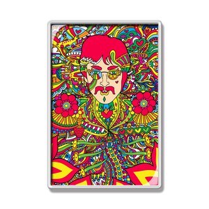 Könnte beinhalten: Eine psychedelische Illustration eines Mannes mit roten Haaren und einem Schnurrbart, der runde Brillen trägt. Der Hintergrund ist ein farbenfrohes, wirbelndes Muster aus Blumen, Herzen und anderen abstrakten Formen.