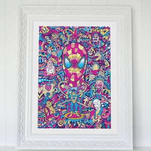 Puede incluir: Una ilustraci&oacute;n colorida y detallada de la cabeza de Spider-Man con un fondo rosa y azul. La ilustraci&oacute;n est&aacute; llena de varios personajes y s&iacute;mbolos, incluyendo una telara&ntilde;a, un duende verde y un traje rojo y azul.