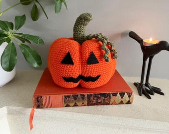 WZÓR PDF NA SZYDEŁKO: Wesoła dynia Jack o' Lantern | Wzór na Halloween na szydełku, wzór na dynię na szydełku, łatwa dynia na szydełku, dynia amigurumi, upiorny