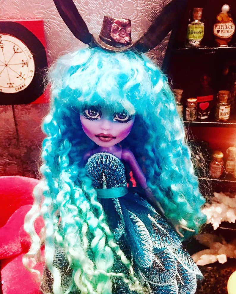muñeca con orejas de conejo