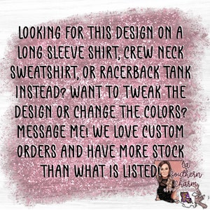 K&ouml;nnte beinhalten: Text auf einem rosafarbenen Glitzerhintergrund, der lautet: "Suchen Sie dieses Design auf einem Langarmshirt, einem Rundhals-Sweatshirt oder einem Racerback-Tanktop? M&ouml;chten Sie das Design anpassen oder die Farben &auml;ndern? Schreiben Sie mir! Wir lieben individuelle Bestellungen und haben mehr auf Lager als aufgelistet!" Der Text wird von einem Foto einer Frau vor einem rosafarbenen Hintergrund mit dem Text "Southern Charm" in Rosa und Wei&szlig; gefolgt.