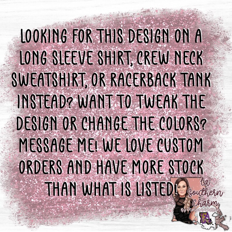 K&ouml;nnte beinhalten: Text auf einem rosafarbenen Glitzerhintergrund, der lautet: "Suchen Sie dieses Design auf einem Langarmshirt, einem Rundhals-Sweatshirt oder einem Racerback-Tanktop? M&ouml;chten Sie das Design anpassen oder die Farben &auml;ndern? Schreiben Sie mir! Wir lieben individuelle Bestellungen und haben mehr auf Lager als aufgelistet!" Der Text wird von einem Foto einer Frau vor einem rosafarbenen Hintergrund mit dem Text "Southern Charm" in Rosa und Wei&szlig; gefolgt.