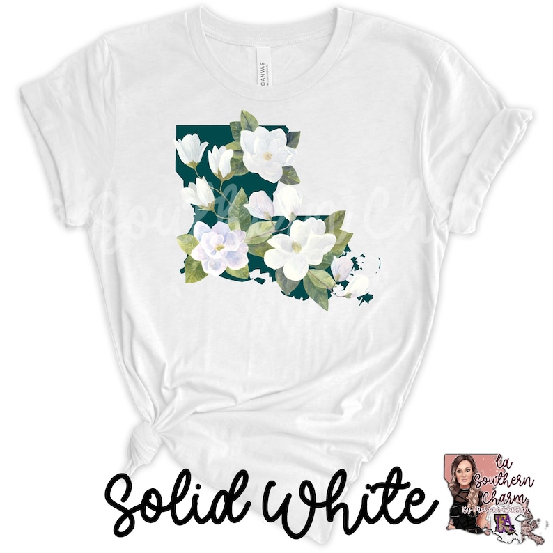 K&ouml;nnte beinhalten: Wei&szlig;es T-Shirt mit einem t&uuml;rkisfarbenen Umriss des Bundesstaates Louisiana, verziert mit wei&szlig;en Magnolienbl&uuml;ten. Der Text "Solid White" ist unter dem Bild gedruckt.