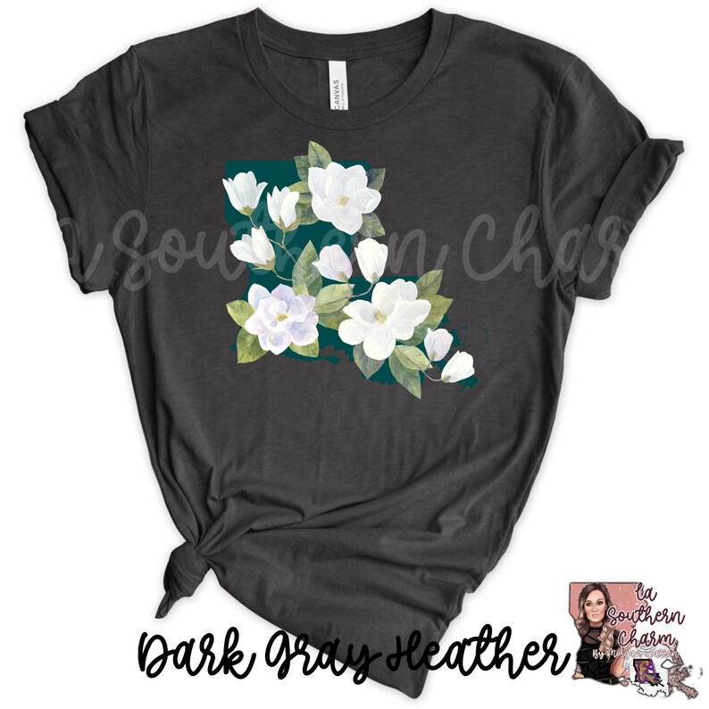K&ouml;nnte beinhalten: Dunkelgraues T-Shirt aus Heather-Material mit einem Design aus wei&szlig;en Magnolienbl&uuml;ten. Das Design hat die Form des Bundesstaates Louisiana.