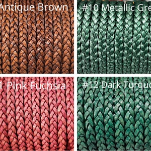 K&ouml;nnte beinhalten: Nahaufnahme von vier Spulen geflochtener Kordel in verschiedenen Farben. Die Farben umfassen Antikbraun, Metallicgr&uuml;n, Pink Fuchsia und Dunkelt&uuml;rkis. Jede Spule ist mit einer Nummer und einem Farbnamen beschriftet.