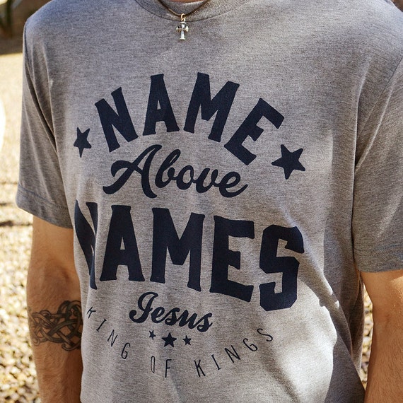 Camisa Cristiana para Hombres // Nombre de Jesús Por encima de