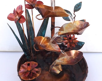 Fleurs d'iris, nénuphars et feuilles en cuivre, petite fontaine d'eau avec bol extra profond