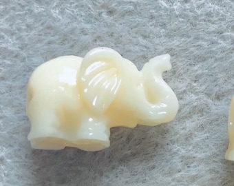 Ein BUDDHA oder ein Elefant. Geformte cremeweiße PERLE 14 mm