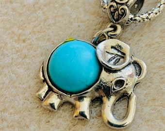 Joli collier argenté avec médaille éléphant et turquoise