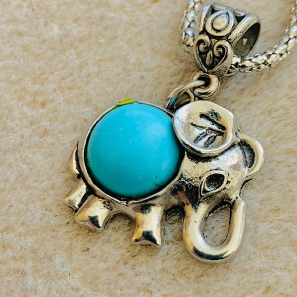 Joli collier argenté avec médaille éléphant et turquoise