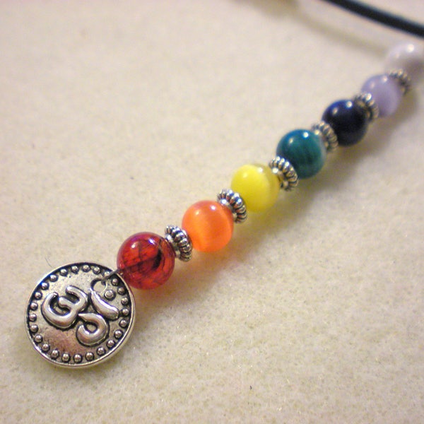 Un pendentif zen "7 couleurs des 7 chakras et ohm" métal argenté