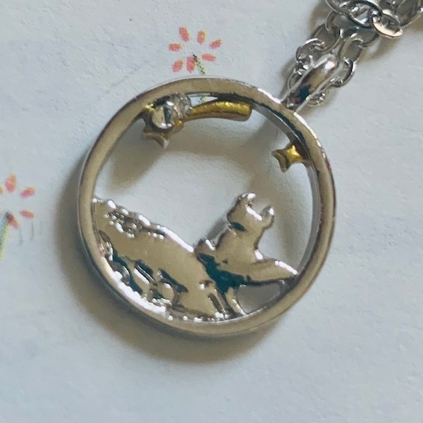 Un collier  pendentif gravé Prince et son renard en métal   ou bague renard