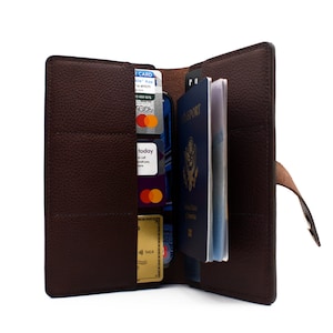 Funda de teléfono personalizada, billetera para pasaporte de viaje con bolsillo para AirTag y capacidad para hasta 18 tarjetas. Hecha a mano por encargo en EE. UU.