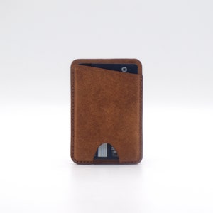 ThumbsUp, Cartera de Cuero Personalizada Compatible con MagSafe. Guarda una o más tarjetas de forma segura. Hecha a mano en EE. UU.