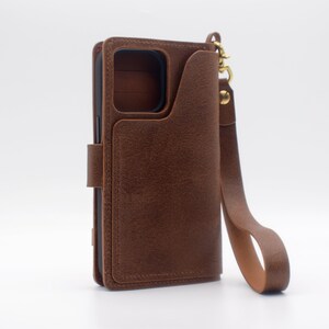 The 925, Custodia in pelle compatibile con MagSafe per iPhone 12, 13, 14, 15, 16 con cinturino da polso da 8". Personalizzata. Fatta a mano su ordinazione negli USA.