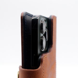 The Duo, funda/billetera de cuero personalizada de dos colores compatible con MagSafe para iPhone 16, 15, 14 y 13. Hecha a mano bajo pedido en EE. UU.