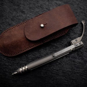 Titanium EDC Pen - Stone Wash, handgefertigte Ledertasche, hergestellt in den USA