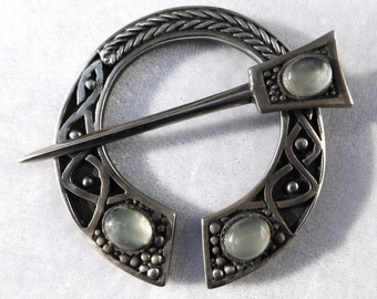 Cloak Clasp - Pennanular Brooch with Prehnite in White Bronze