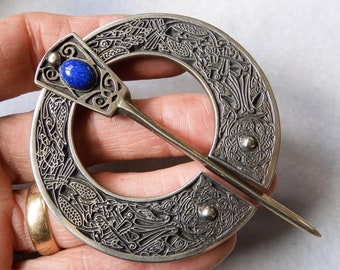 White Bronze Pennanular Brooch with Lapis