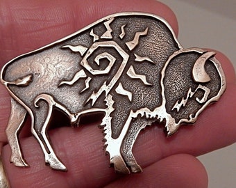 Spilla o pendente a forma di bufalo in bronzo