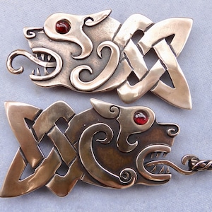Broche de capa con forma de perro celta en bronce