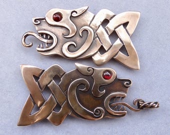 Fermaglio per mantello con cani celtici in bronzo