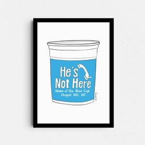 Könnte beinhalten: Eine blaue und weiße Illustration eines Einwegbechers mit dem Text "He's Not Here" und "Home of the Blue Cup Chapel Hill, NC".