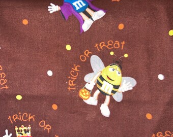 100/% Quilt Shop Cotton Fabric on black background Happy Halloween Tossed Springs Creative Disney Mickey and Minnie Mouse and the Gang